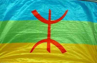Le drapeau Amazigh (berbère) est un emblème culturel qui